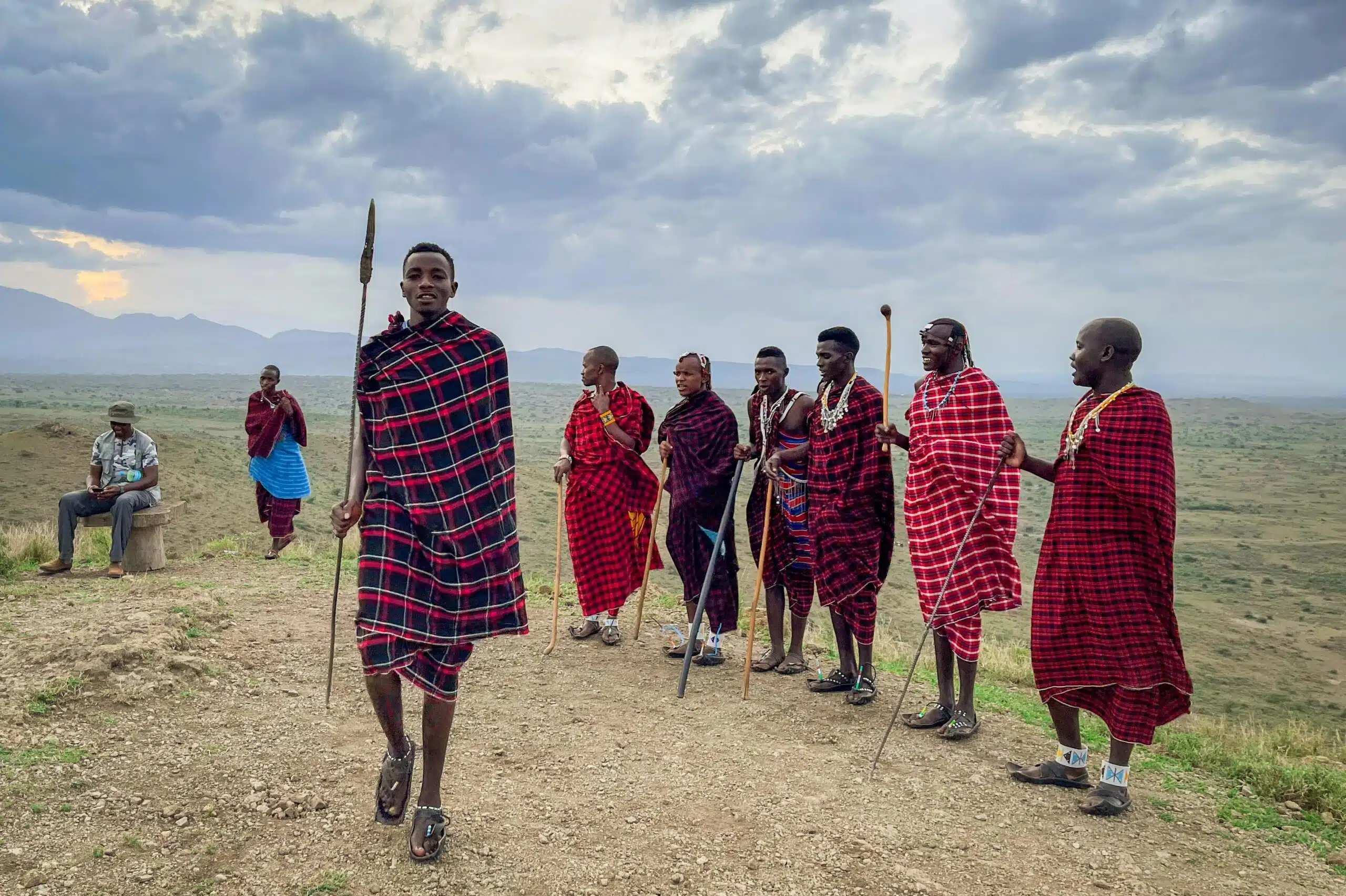 Maasai mensen in traditionele kleding op Tanzaniaans platteland, authentieke culturele ervaring tijdens vakantie in Oost-Afrika Tanzania