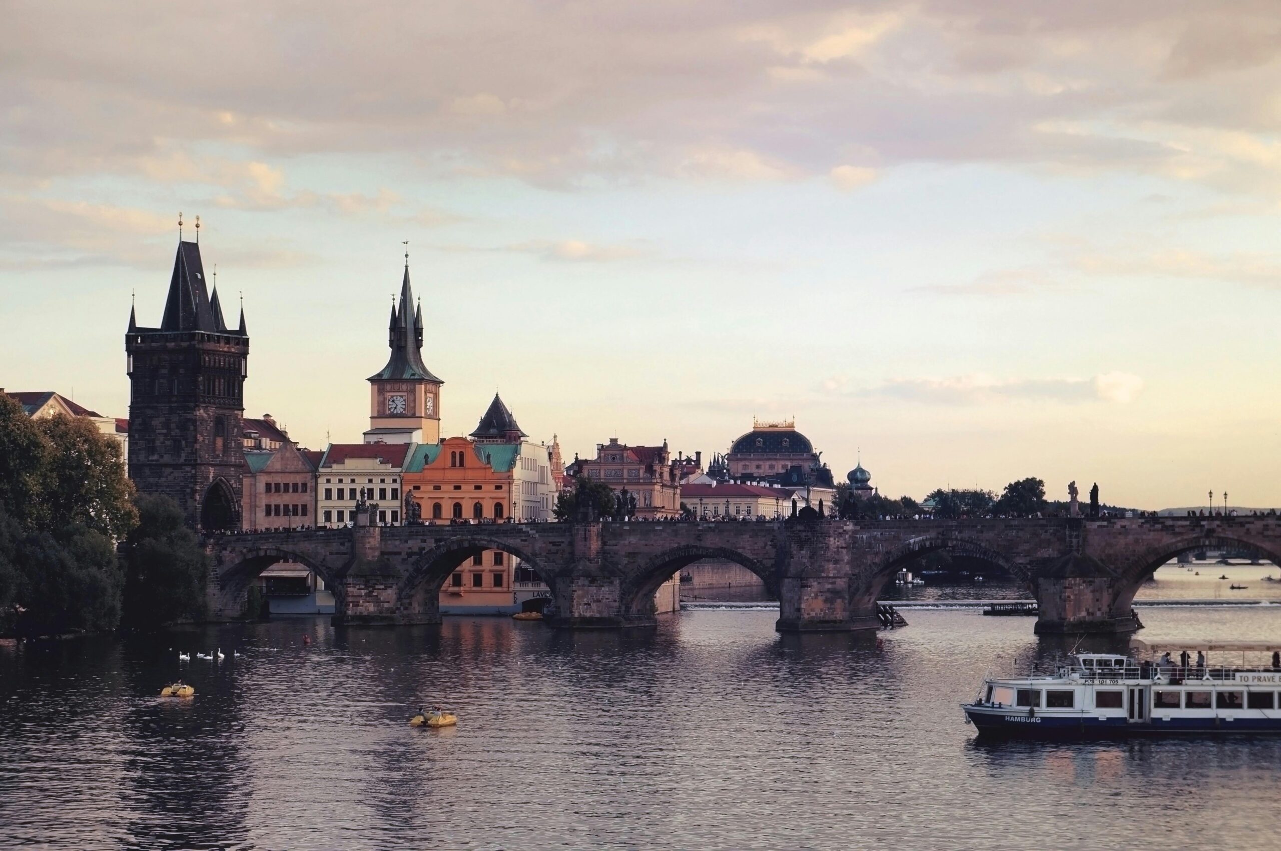 Praag skyline met Karelsbrug