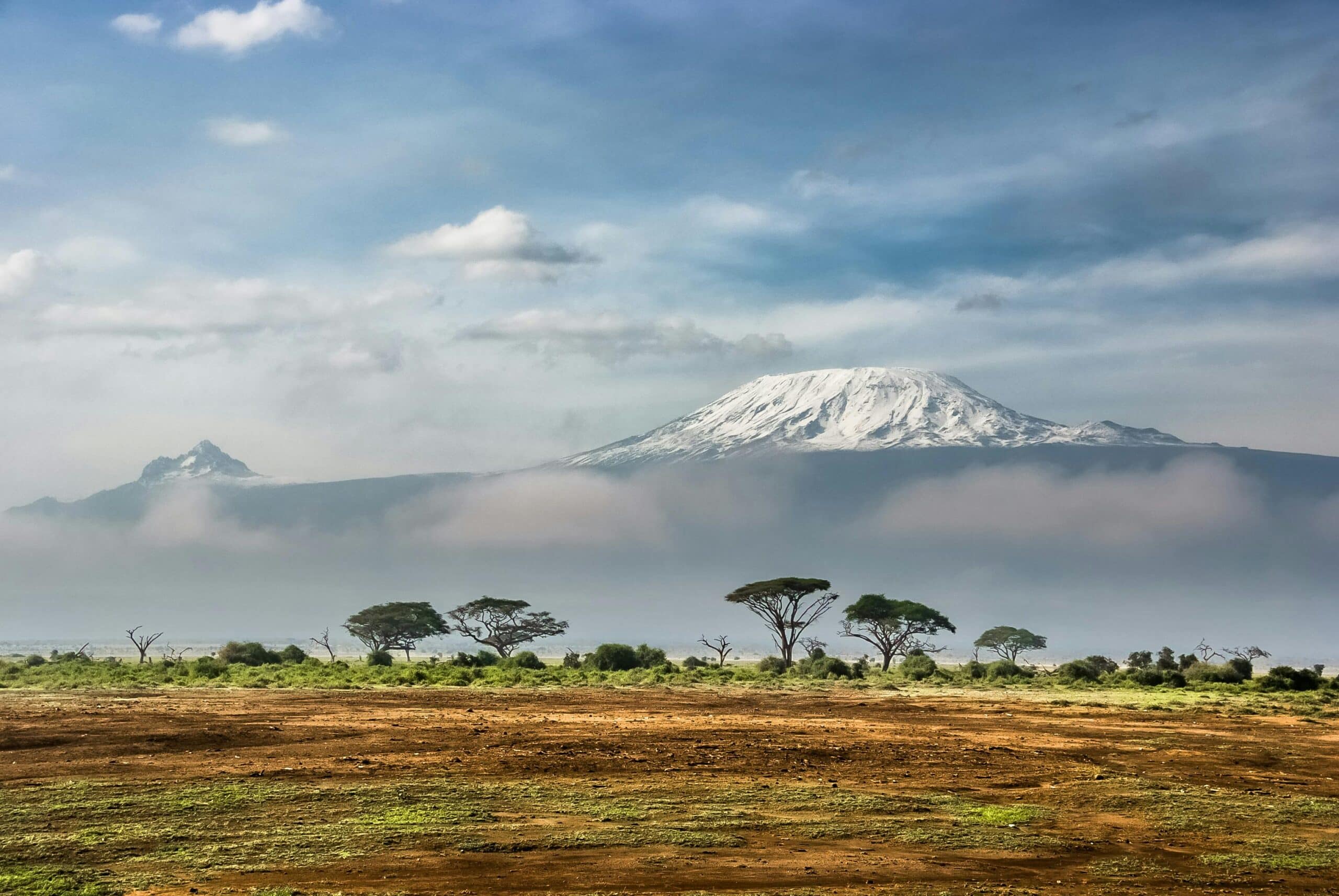 Mount Kilimanjaro besneeuwde top in Tanzania, hoogste berg van Afrika omringd door savannelandschap ideaal voor trekking avontuur