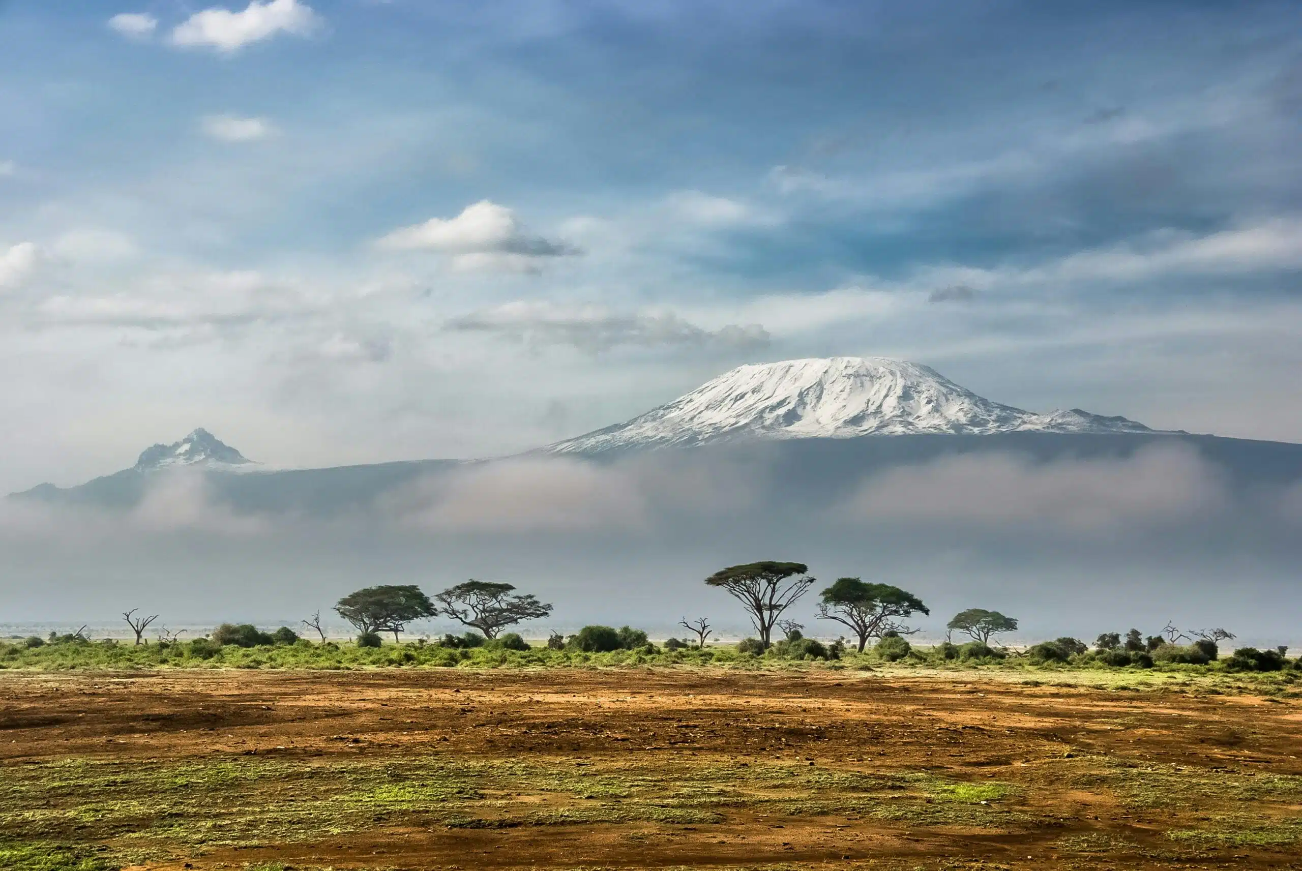 Mount Kilimanjaro besneeuwde top in Tanzania, hoogste berg van Afrika omringd door savannelandschap ideaal voor trekking avontuur